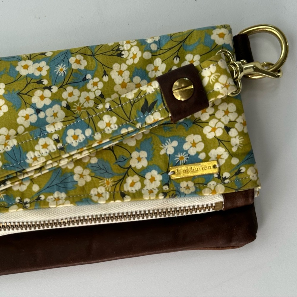 Handmade Durable WRISTLET Clutch 9” X 5” Soft LEATHER & CLOTH Dogwood Floral USA - Picture 8 of 10